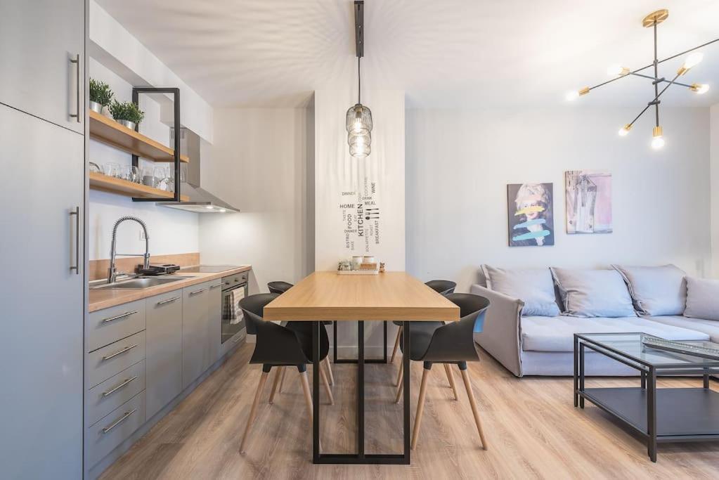 Modern * Athen